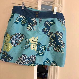 Aventura summer shirt.  Snap close and open pockets on front and back.  Size 6